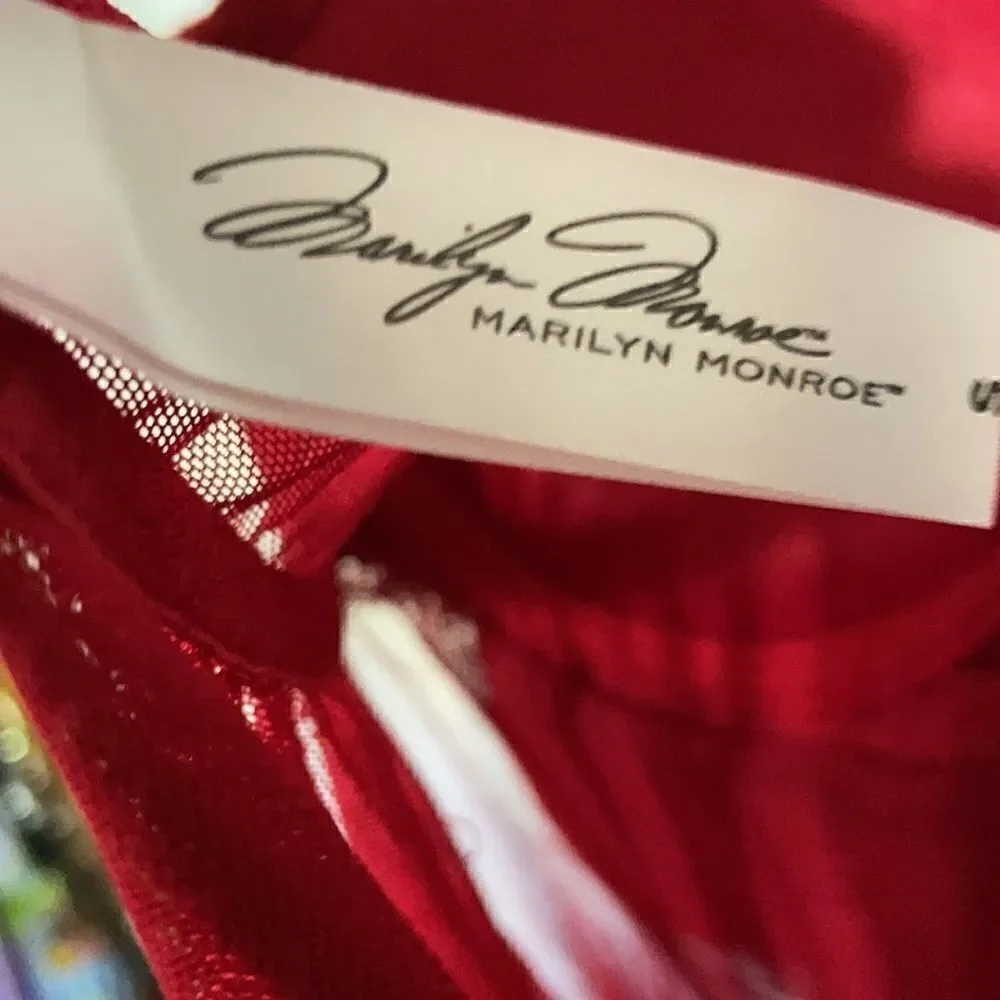 NWOT Marilyn‎ Monroe red intimate size small